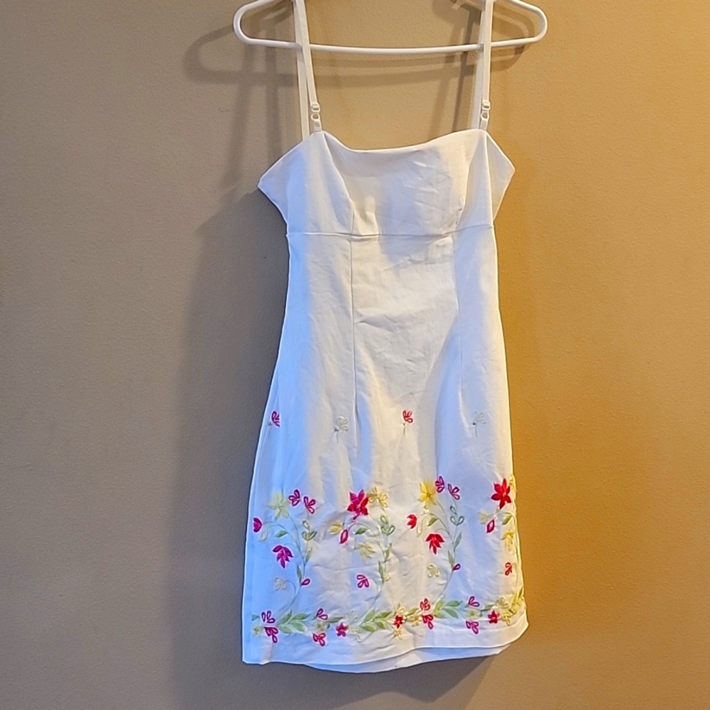 Cute mini dress for summer or vacation fun, size 7.